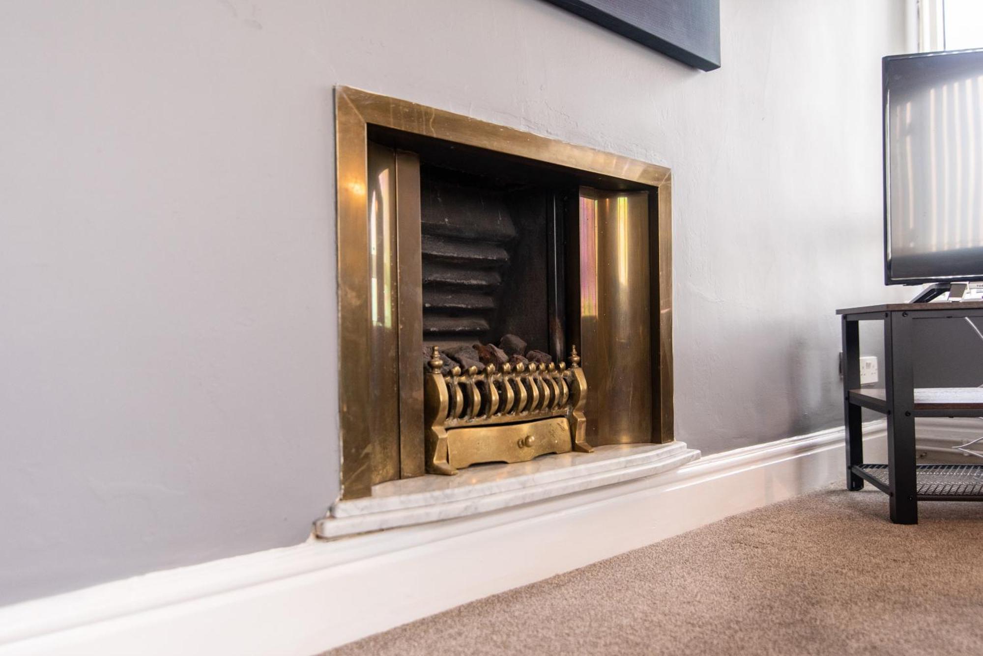 3 Bed Apartment - Perfect For Contractors Near Liverpool Airport Hale  Экстерьер фото