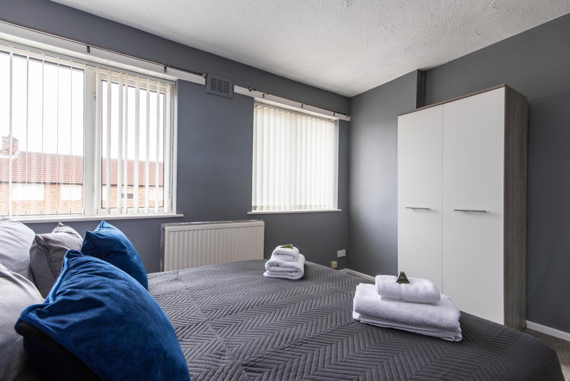 3 Bed Apartment - Perfect For Contractors Near Liverpool Airport Hale  Экстерьер фото