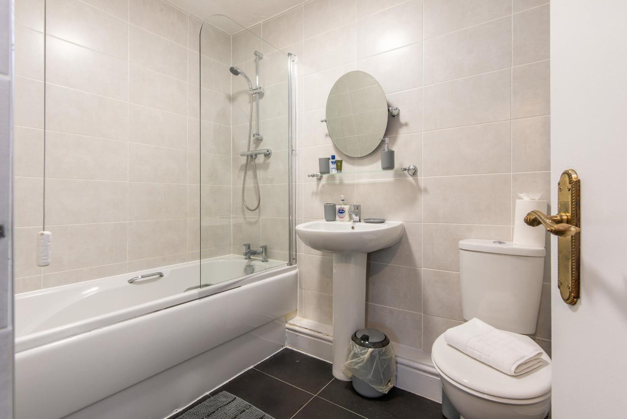3 Bed Apartment - Perfect For Contractors Near Liverpool Airport Hale  Экстерьер фото