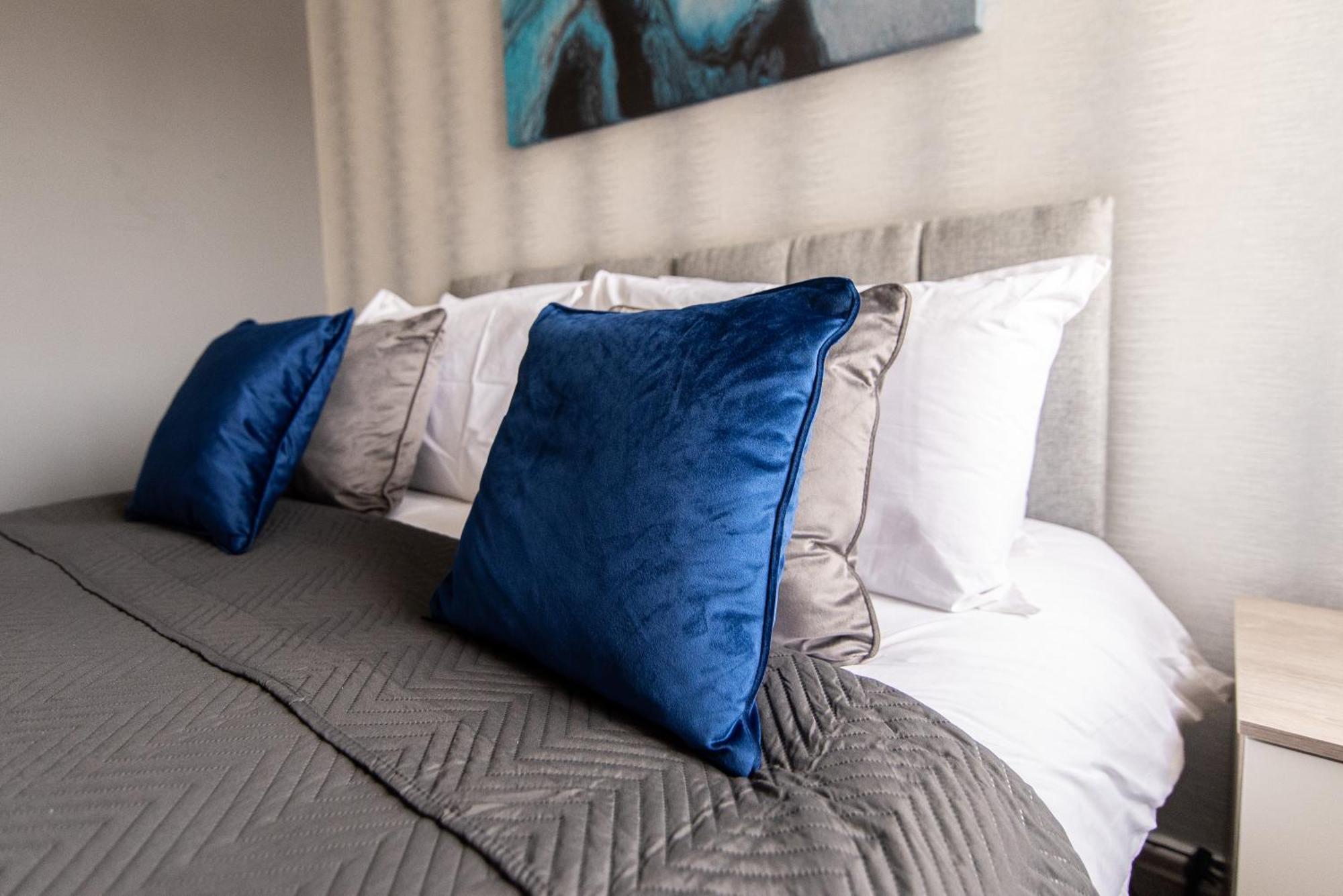 3 Bed Apartment - Perfect For Contractors Near Liverpool Airport Hale  Экстерьер фото